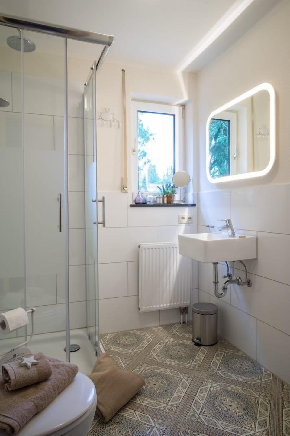 Studio Suite (Suite Penthouse XL) | Bathroom | Shower, hair dryer, towels