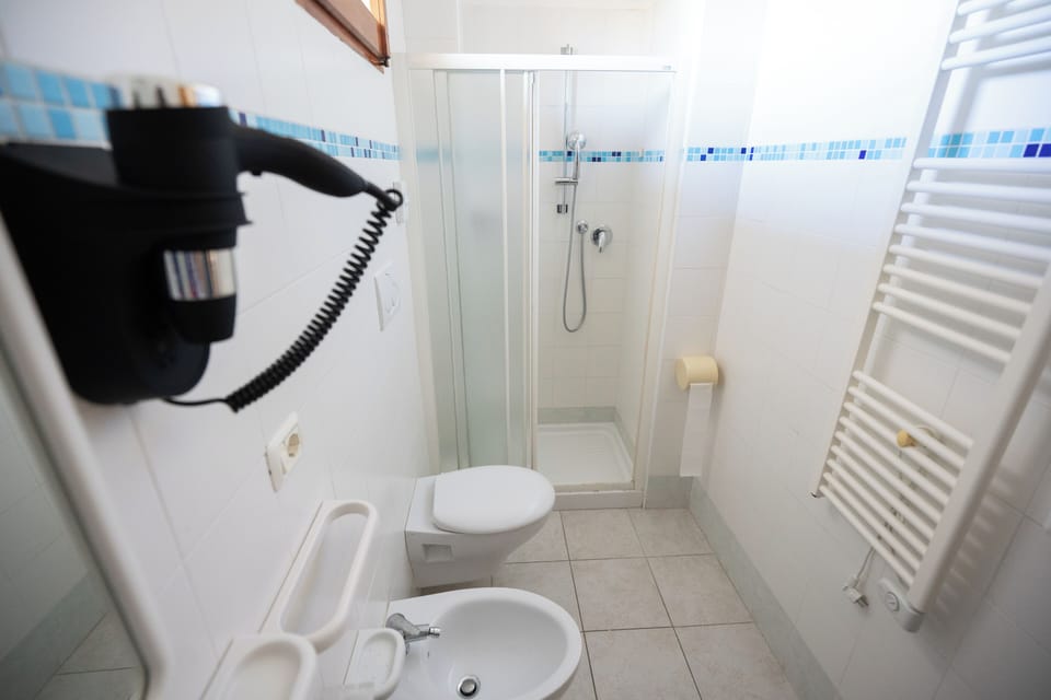 Shower, rainfall showerhead, free toiletries, hair dryer