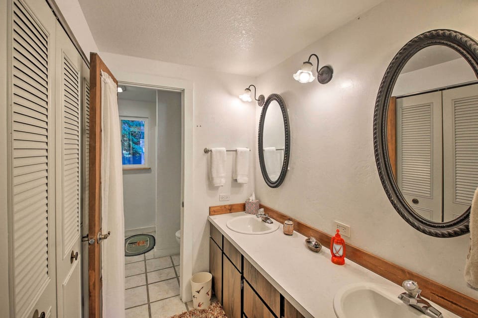 En-Suite Bathroom | Towels & Linens Provided