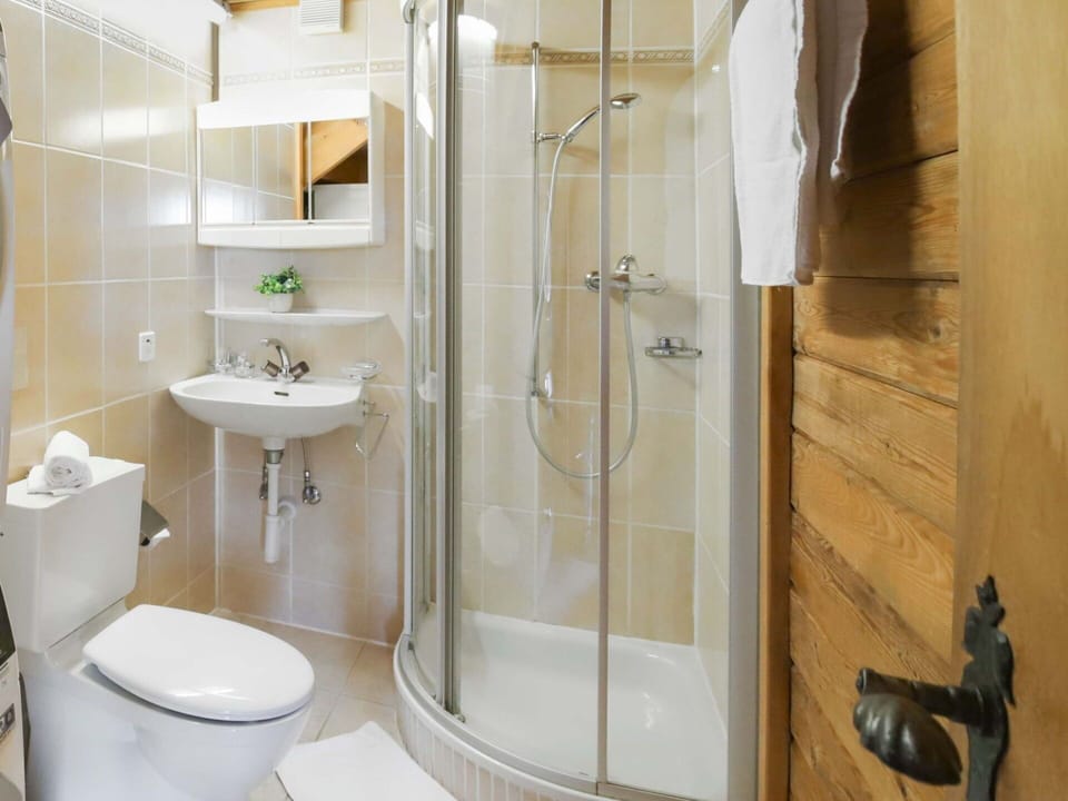 Plumbing Fixture, Mirror, Tap, Sink, Bathroom, Bathroom Sink, Shower, Interior Design, Shower Door