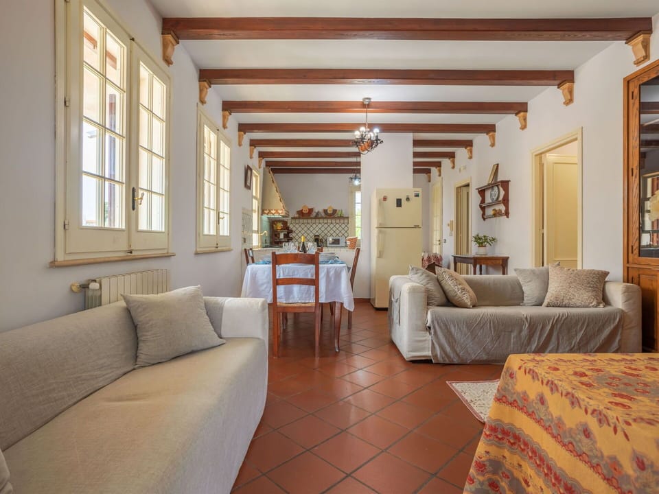 Furniture, Picture Frame, Couch, Comfort, Building, Table, Wood, Architecture, Interior Design, Houseplant