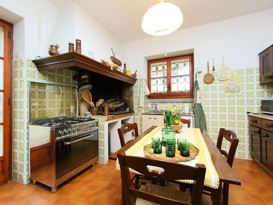 Room, Property, Furniture, Interior Design, Building, Ceiling, Floor, House, Countertop, Kitchen