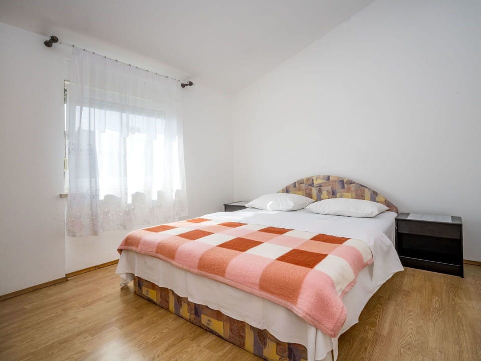 Bedroom, Bed, Furniture, Room, Property, Bed Sheet, Floor, Bed Frame, Wall, Interior Design