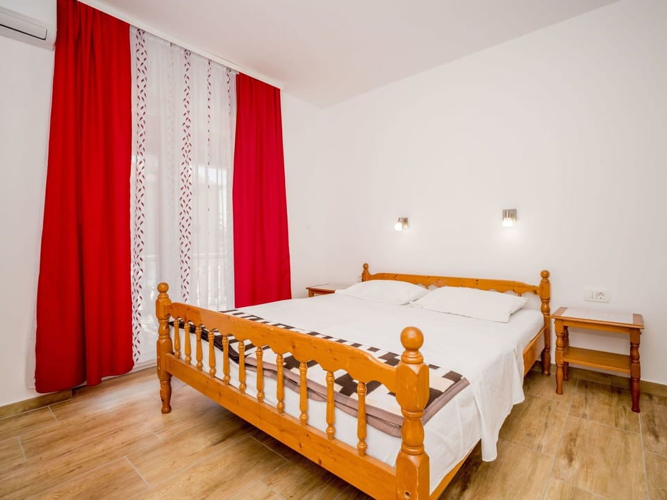 Bedroom, Bed, Furniture, Room, Property, Bed Frame, Bed Sheet, Floor, Wall, Interior Design