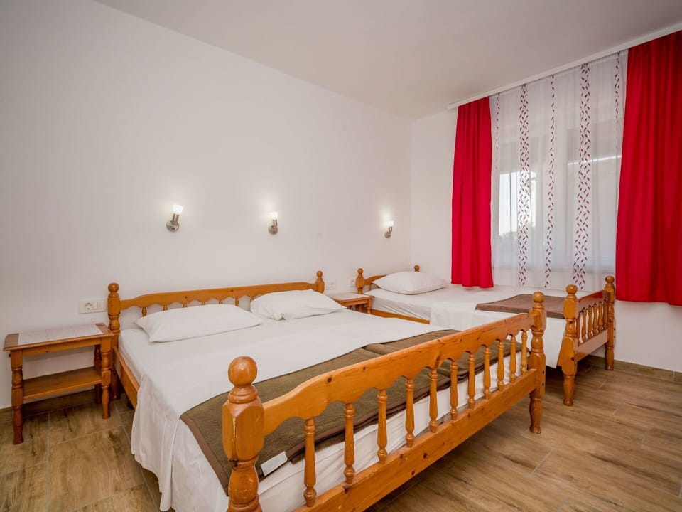 Bed, Bedroom, Room, Furniture, Property, Bed Frame, Interior Design, Bed Sheet, Floor, Wall