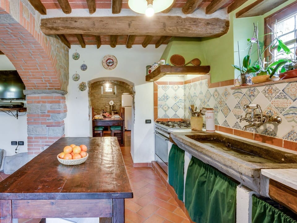 Countertop, Room, Kitchen, Property, Interior Design, Building, Furniture, Ceiling, House, Cabinetry