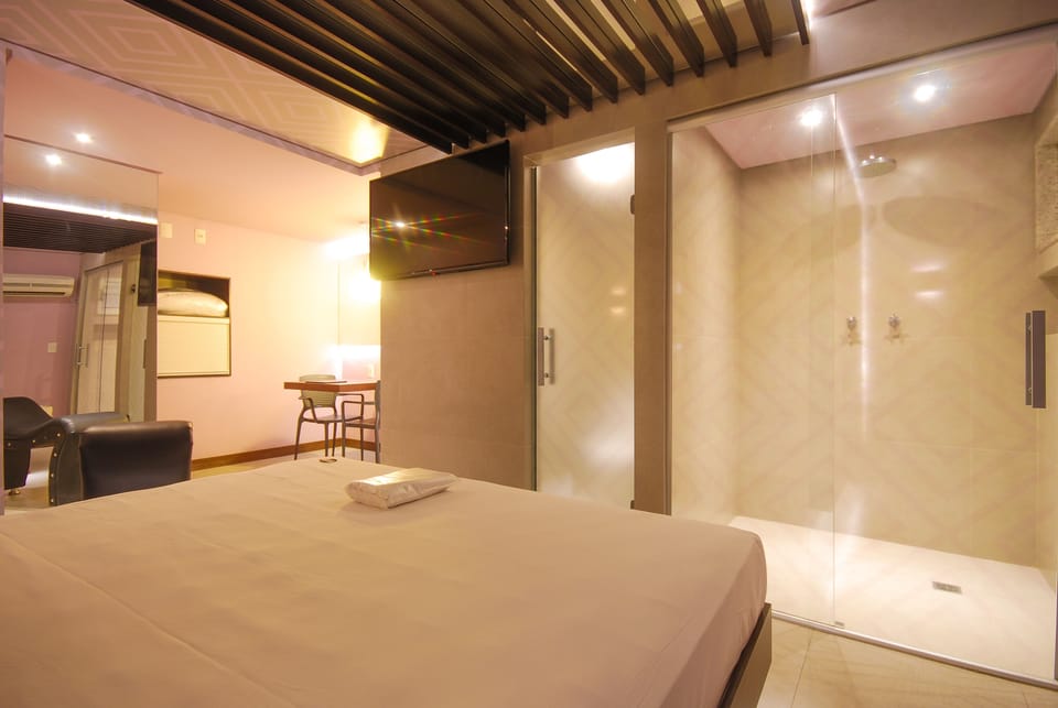Minibar, free WiFi, bed sheets
