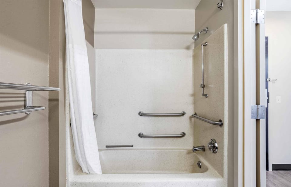 Studio, 1 Queen Bed, Accessible, Non Smoking | Bathroom | Combined shower/tub, free toiletries, hair dryer, towels