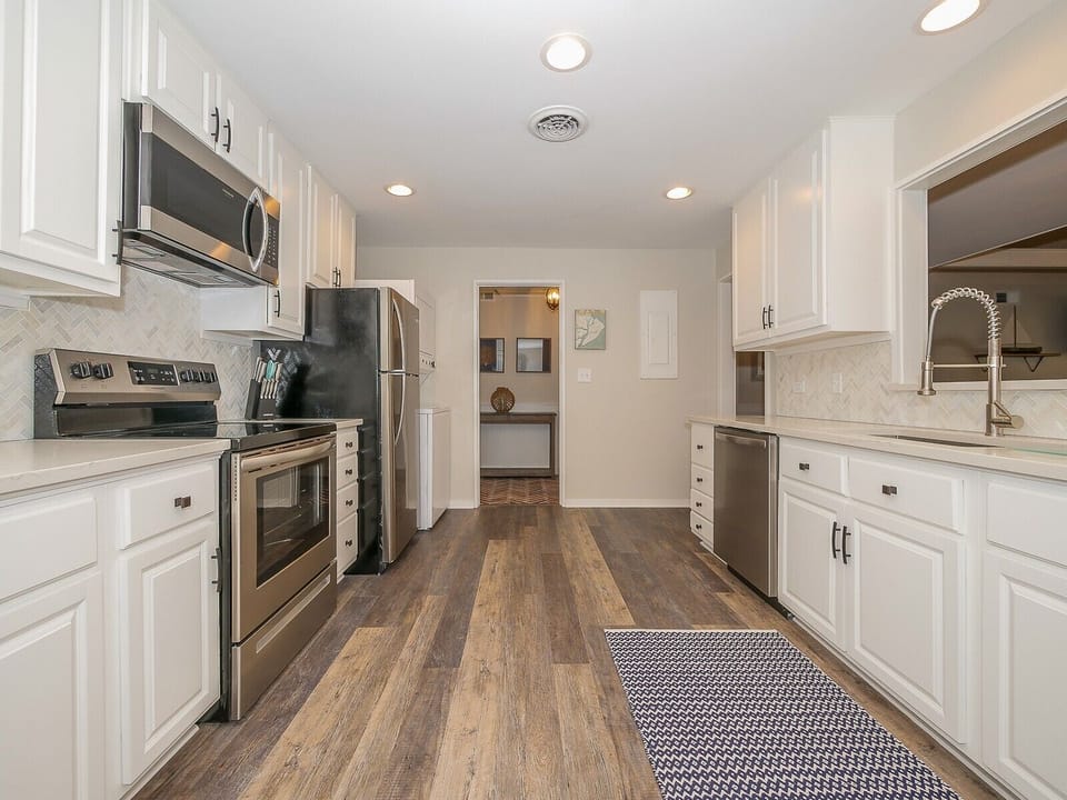 Fully Equipped Kitchen at 630 Queens Grant