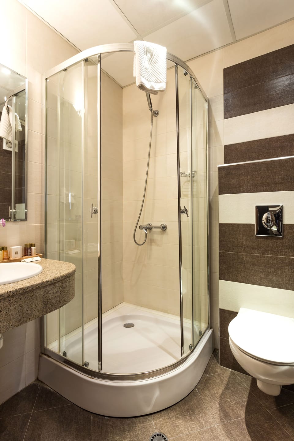 Family Room | Bathroom | Shower, free toiletries, hair dryer, bathrobes