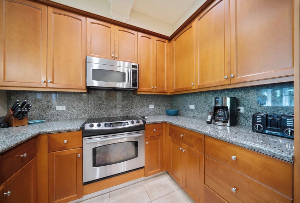 Kitchen: view of appliances