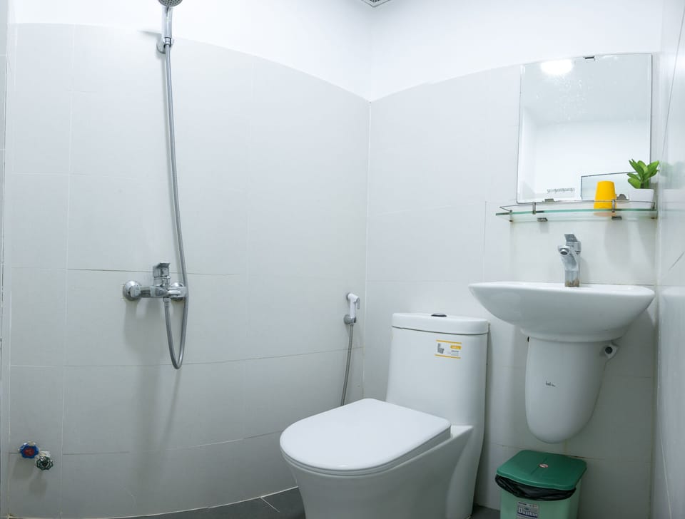 Deluxe Double Room | Bathroom | Shower, free toiletries, hair dryer, slippers