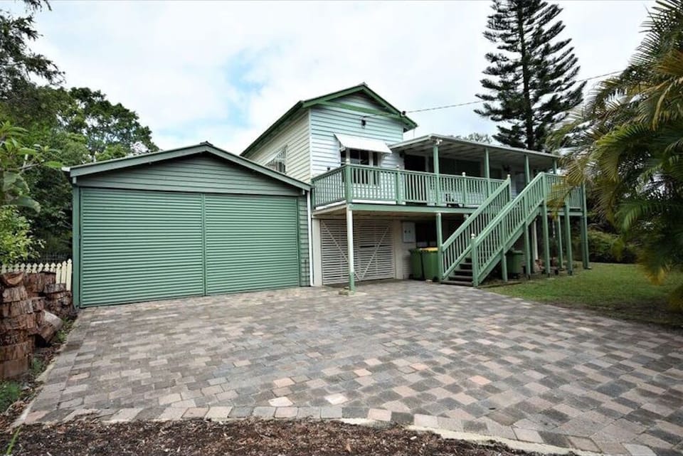 Gorgeous 3BR Queenslander - fully fenced, centrally located and pet friendly. 