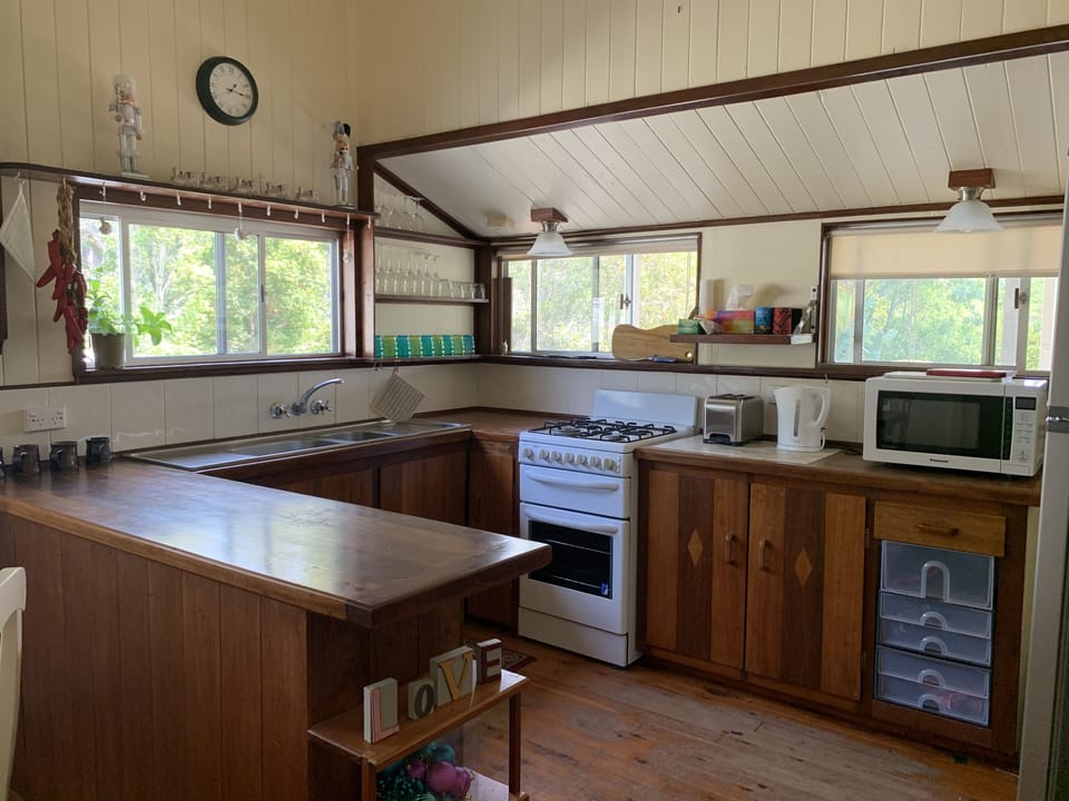 Full kitchen.
No dishwasher.