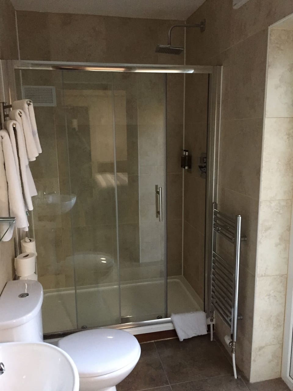 Classic Double Room | Bathroom | Shower, free toiletries, hair dryer, towels