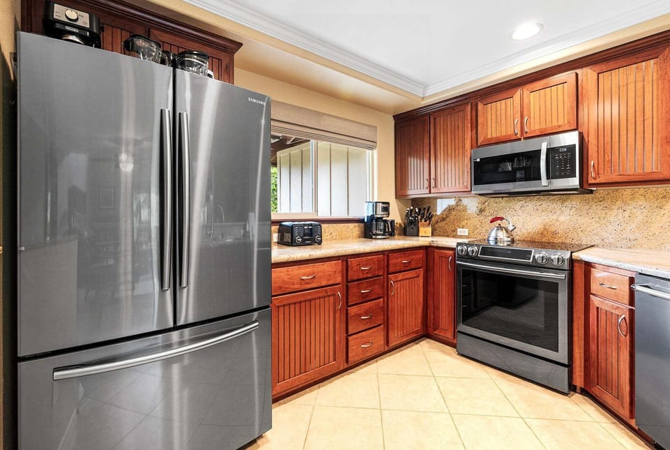 Gourmet Kitchen: Features granite countertops, stainless steel appliances