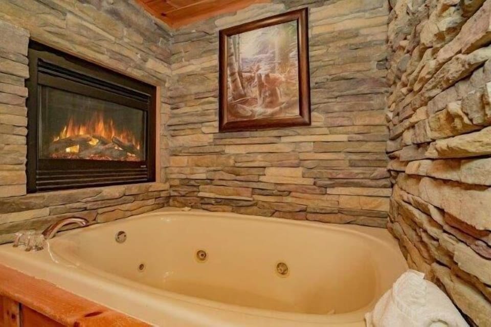 Main Floor Bath Jetted Tub