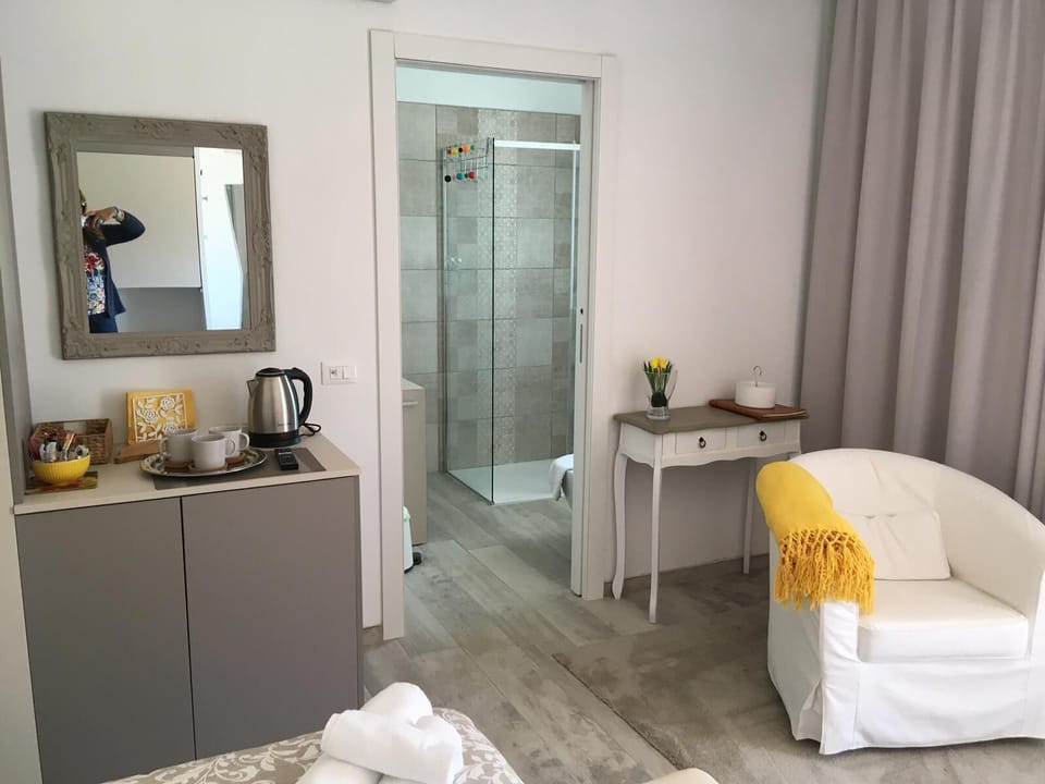 Room (Betty) | Premium bedding, minibar, desk, blackout drapes