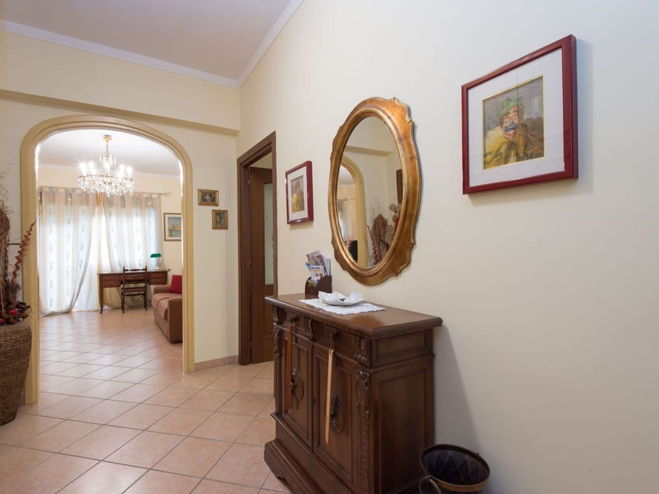 Mirror, Picture Frame, Property, Building, Cabinetry, Table, Interior Design, Wood, Drawer