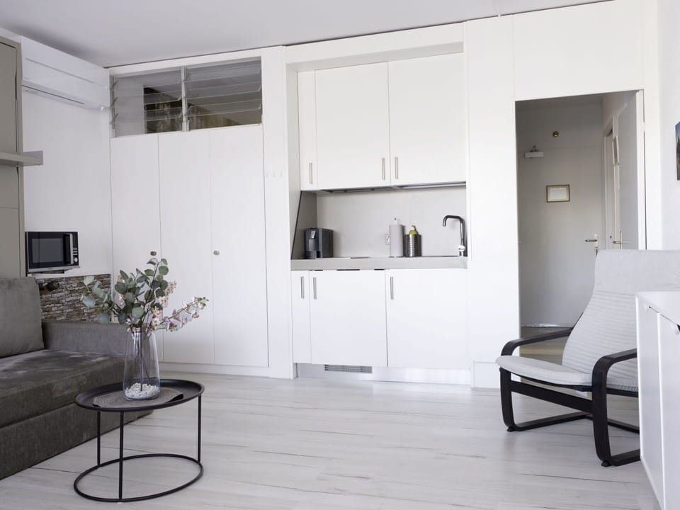 Furniture, White, Houseplant, Plant, Table, Couch, Flooring, Comfort, Interior Design, Living Room