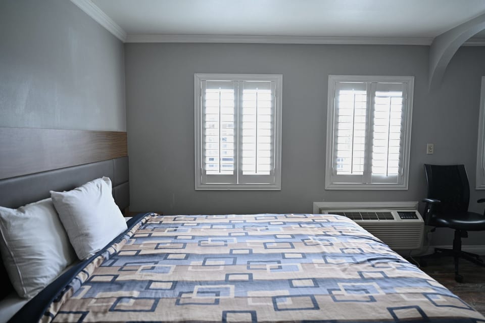 Standard Room, 1 King Bed | 1 bedroom, iron/ironing board, free WiFi, bed sheets