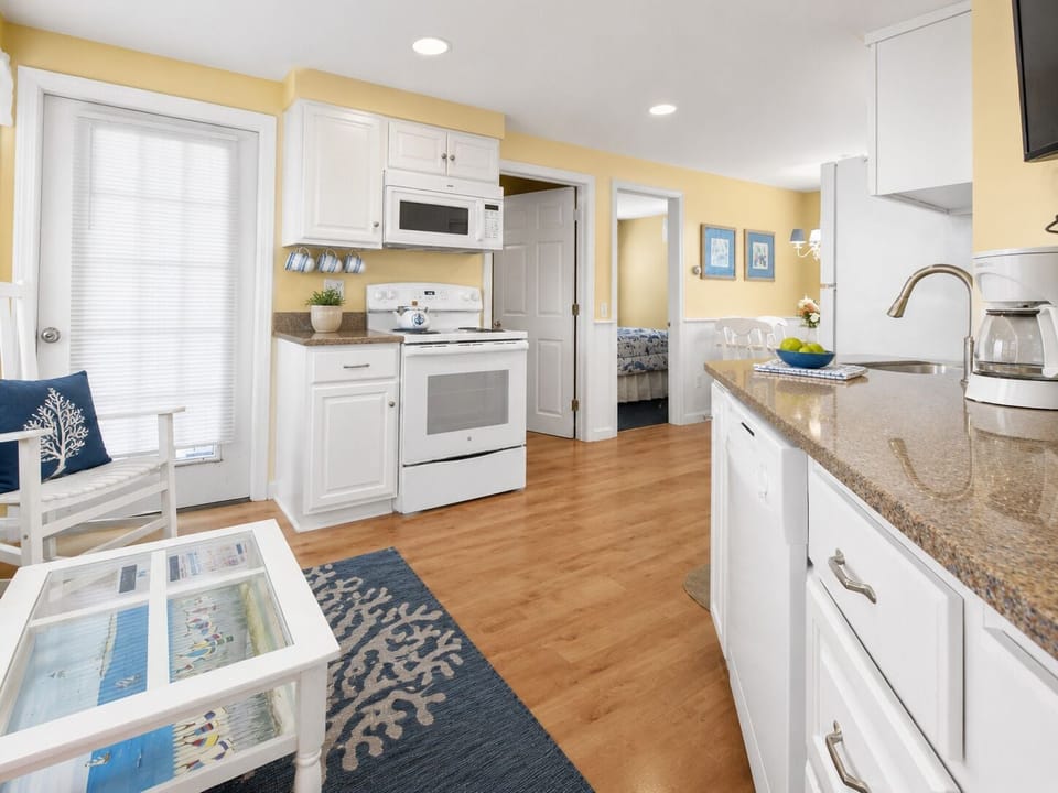 Cottage, 3 Bedrooms | Private kitchen | Coffee/tea maker, fridge, microwave, oven