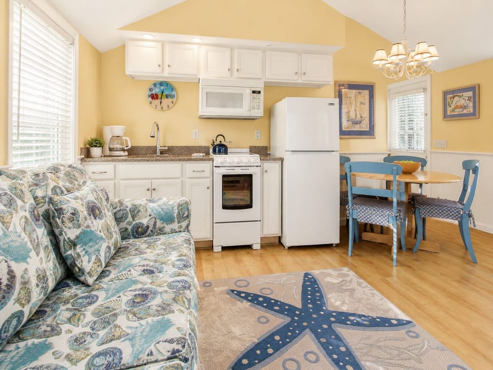 Cottage, 1 Bedroom | Private kitchen | Coffee/tea maker, fridge, microwave, oven