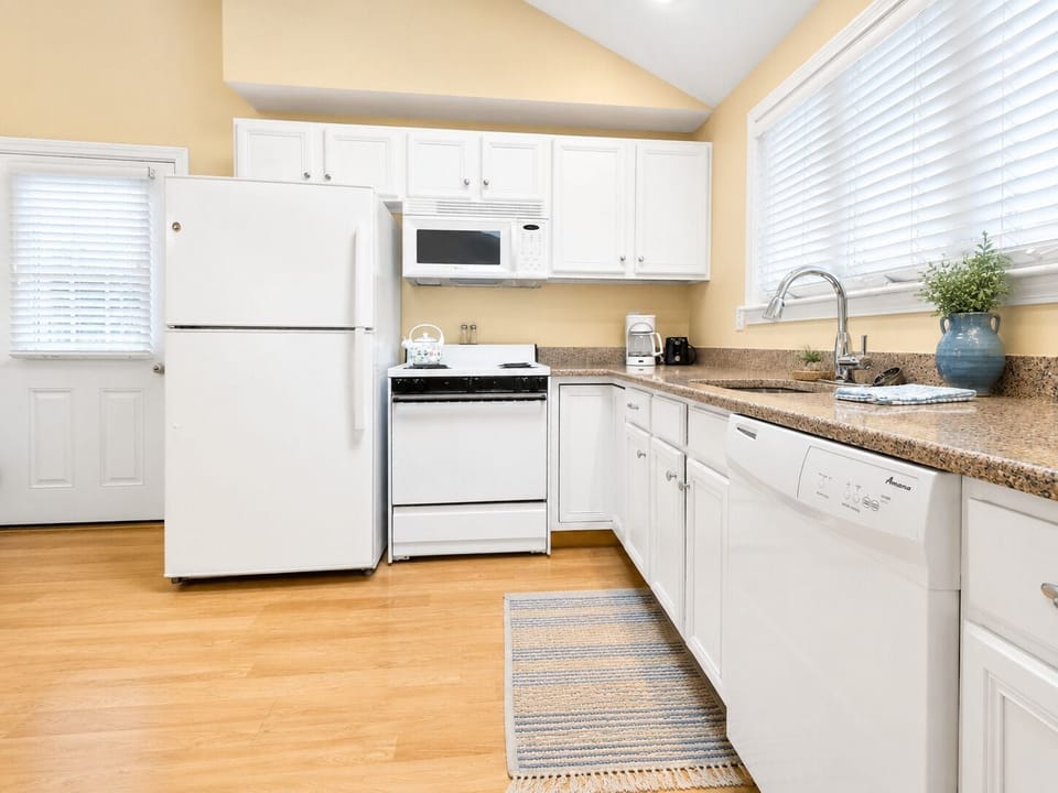 Villa, 2 Bedrooms | Private kitchen | Coffee/tea maker, fridge, microwave, oven