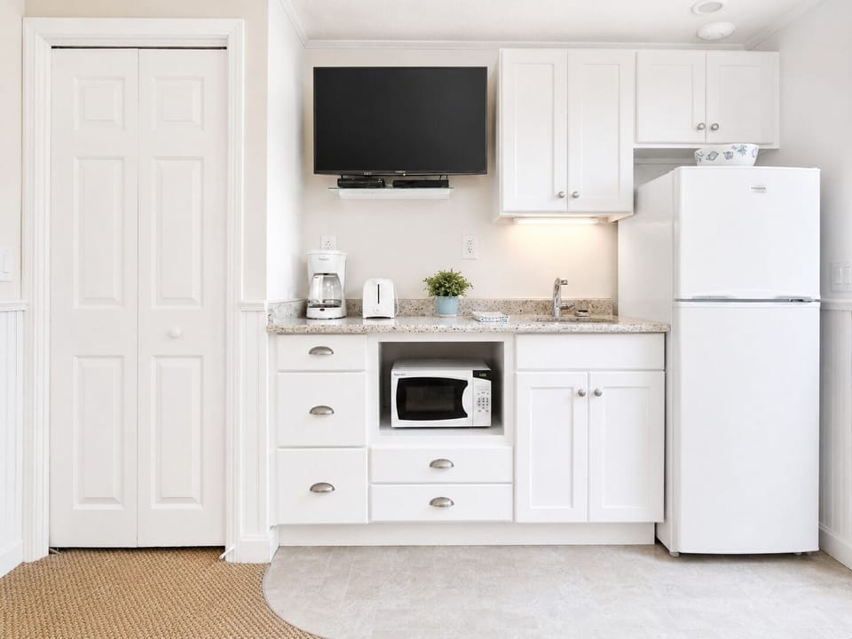 Suite, 1 Bedroom | Private kitchen | Coffee/tea maker, fridge, microwave, oven