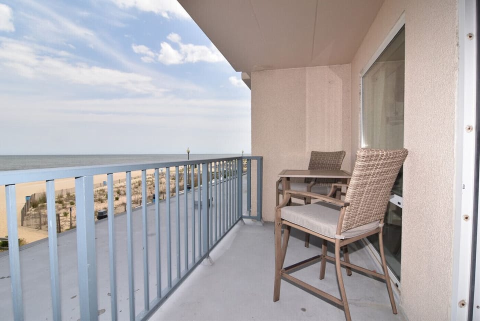 Balcony with hightop chairs & table