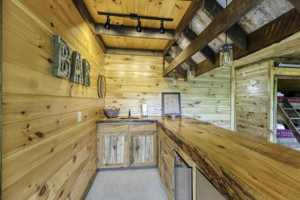 Terrace level wet bar