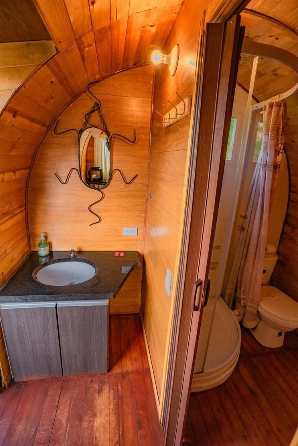 Shower, free toiletries, towels
