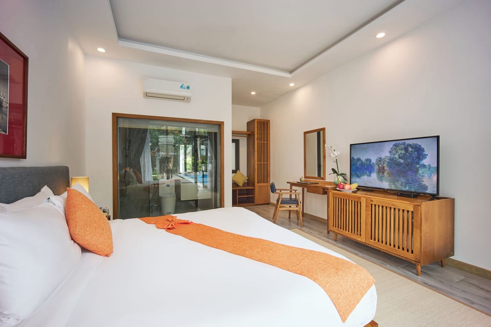 Deluxe Room, 1 King Bed, Garden View | Premium bedding, down comforters, memory foam beds, minibar