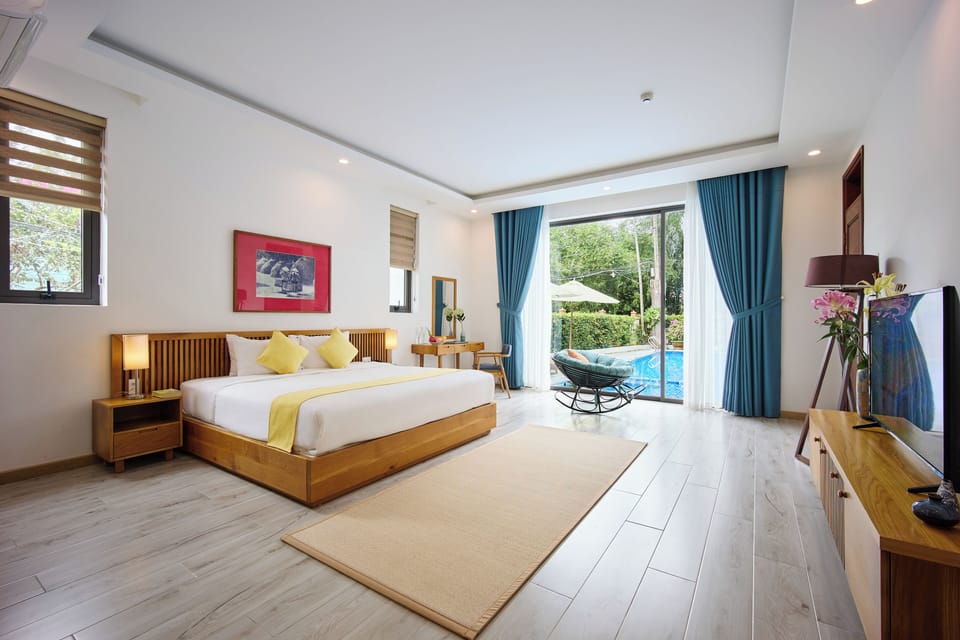 Senior Room, 1 King Bed, Pool View | Premium bedding, down comforters, memory foam beds, minibar
