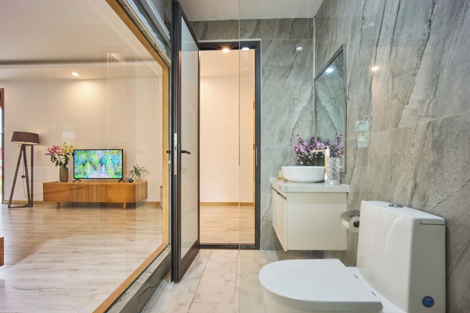 Senior Room, 1 King Bed, Pool View | Bathroom | Shower, rainfall showerhead, eco-friendly toiletries, hair dryer