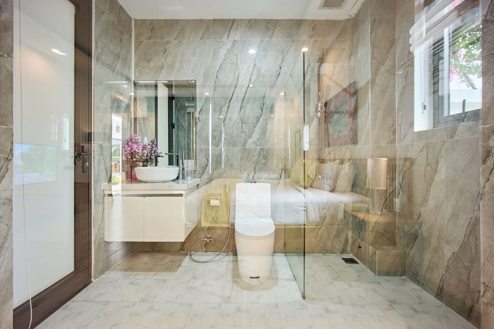 Senior Room, 1 King Bed, Pool View | Bathroom | Shower, rainfall showerhead, eco-friendly toiletries, hair dryer