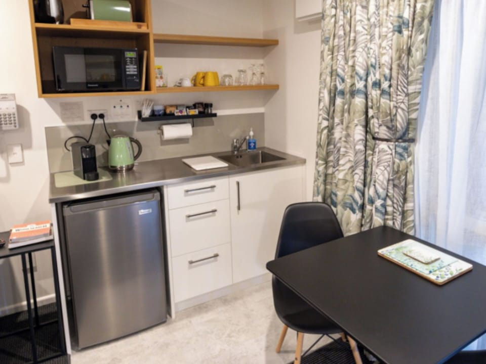 Compact Queen Studio | Private kitchen | Espresso maker, mini-fridge, microwave, electric kettle
