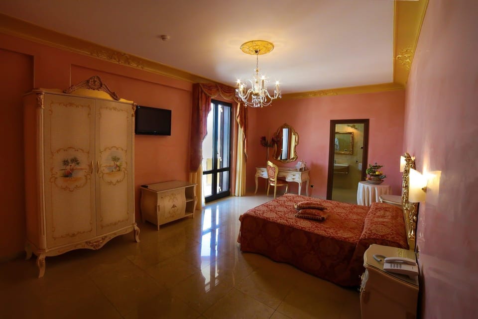 Double Room, Jetted Tub | In-room safe, free WiFi, wheelchair access