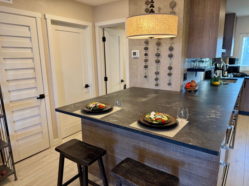 LARGE KITCHEN WITH CEASARSTOP TOP - STAINLESS APPLIANCES