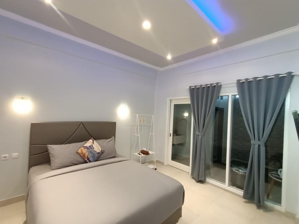 Laptop workspace, soundproofing, WiFi (free), bed sheets