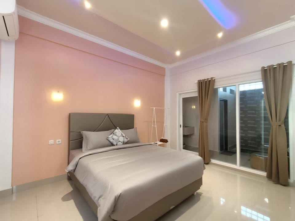 Laptop workspace, soundproofing, WiFi (free), bed sheets