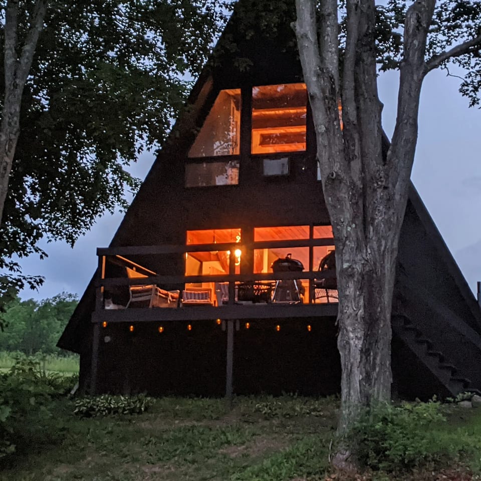 Shushan cabin overlooking a nature preserve 