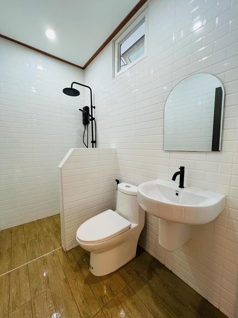 Standard Room, Non Smoking, Garden View | Bathroom | Shower, rainfall showerhead, free toiletries, towels
