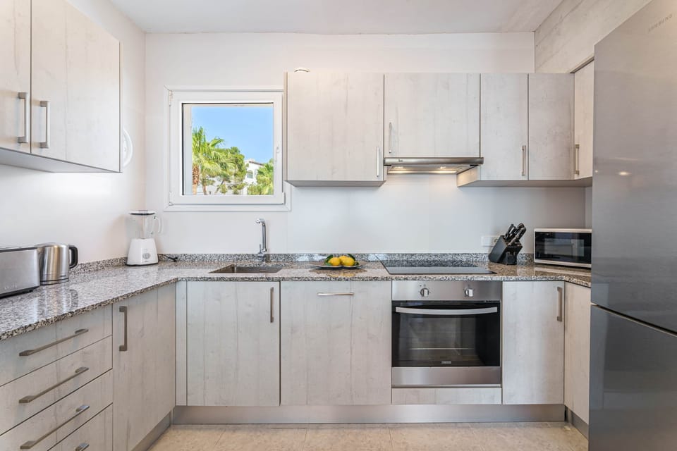 Fully equipped kitchen (oven, microwave, dishwasher)