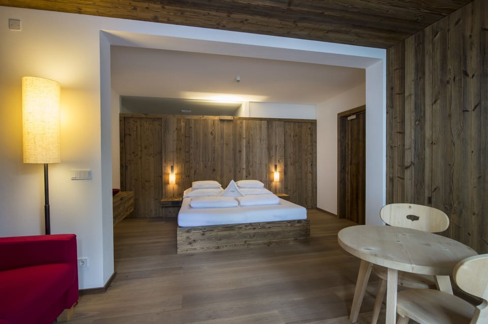 Superior Suite | Hypo-allergenic bedding available, minibar, in-room safe, desk