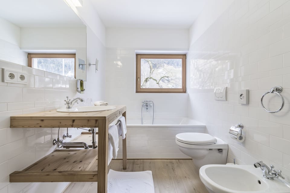 Superior Suite | Bathroom | Free toiletries, hair dryer, bathrobes, bidet