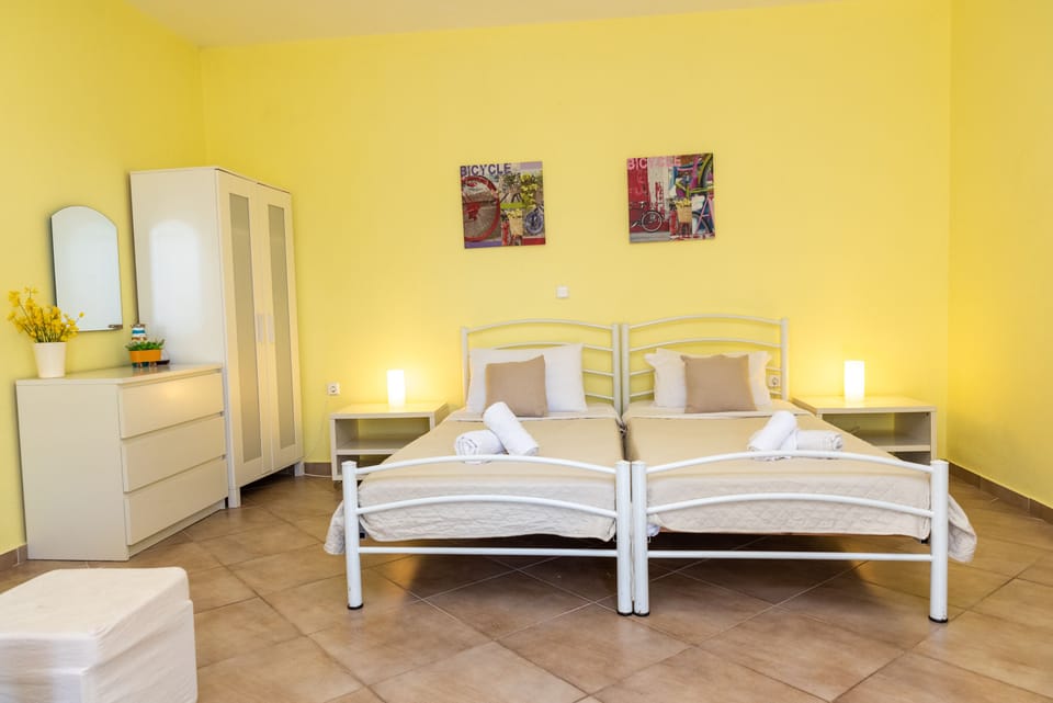 Studio (Budget ) | Living area | Flat-screen TV, DVD player