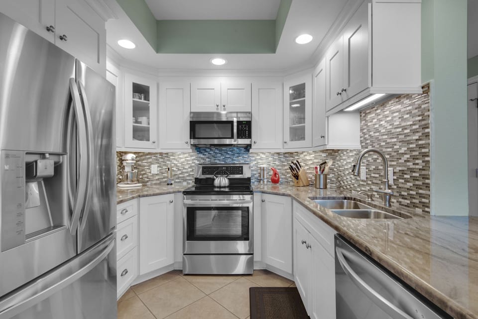 Brand new kitchen cabinets with granite counters, new appliances!