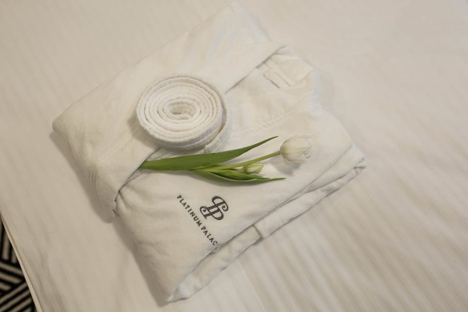 Standard Room, 1 Queen Bed | Room amenity