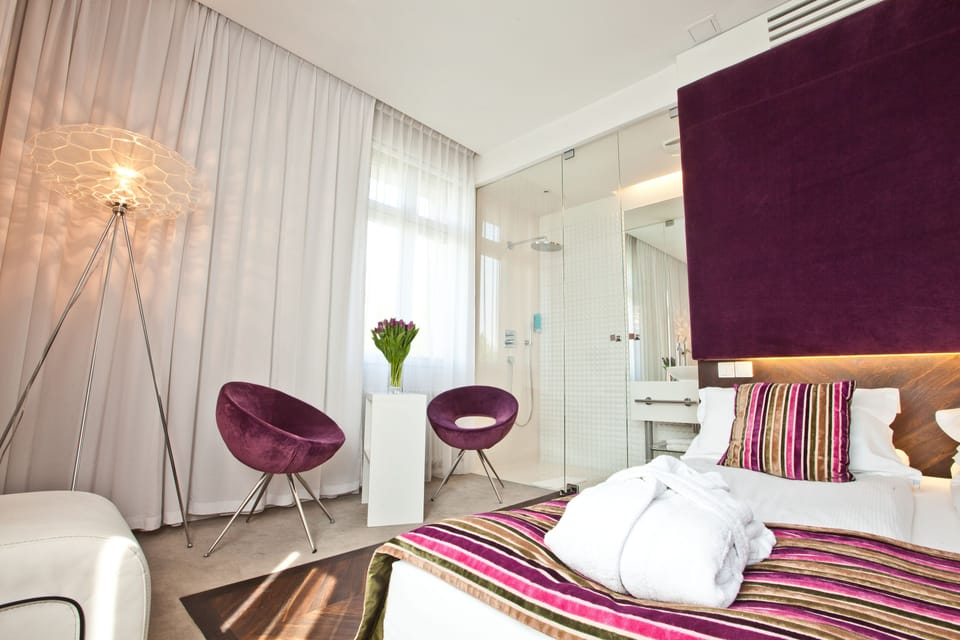 Comfort Room, 1 Queen Bed | Premium bedding, minibar, in-room safe, iron/ironing board